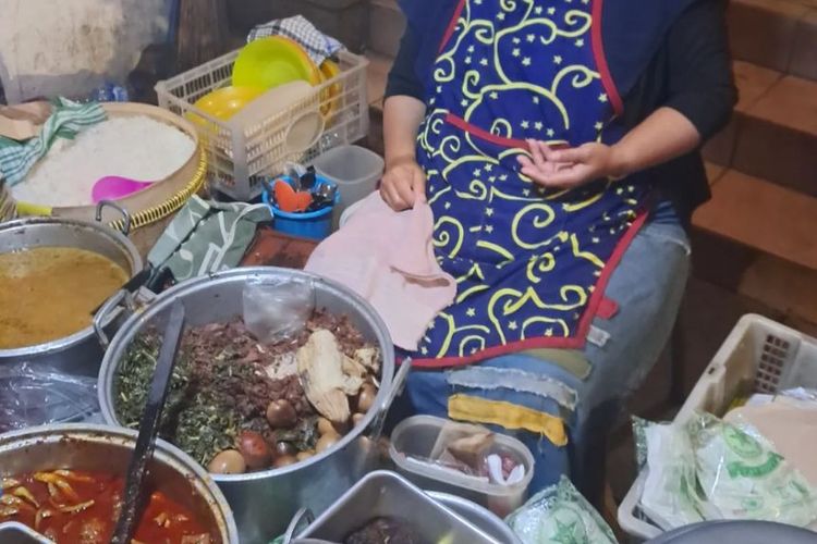 Nasi Gudeg in a Narrow Alley: Line Forms Every Maghrib!